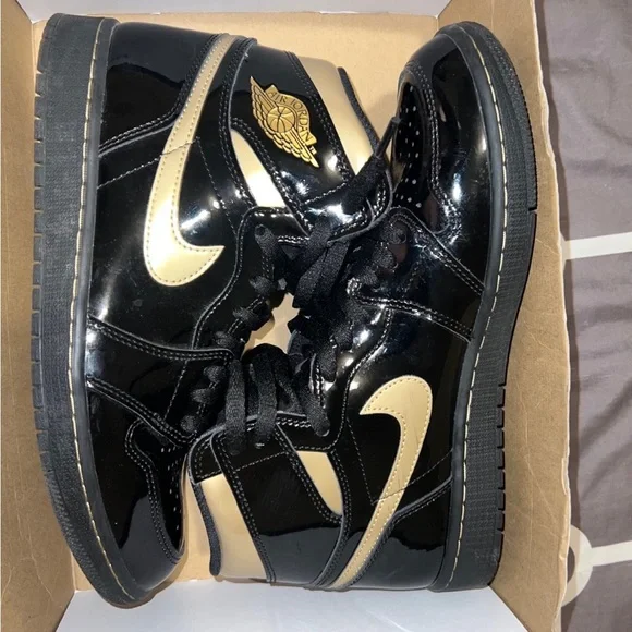 Jordan 1 gold metallic blacks - Picture 3 of 5